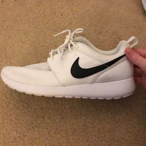 white nike roshies